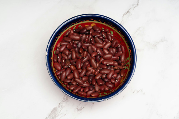 bowl of dry kidney beans